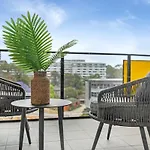 Stylish 1Bed Next To Macquarie Centre & Metro